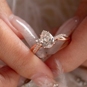 Bague de fiançailles en diamant de laboratoire taille poire 1,5 carat, or rose 14 carats, bande pavée de diamants torsadée, certifiée IGI, solitaire en diamant de laboratoire - Product Image 1