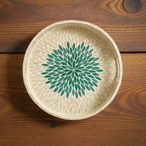 Plateau de service en résine durable avec un contraste blanc-or intemporel, surface polie riche, non toxique pour une utilisation quotidienne - Product Image 2