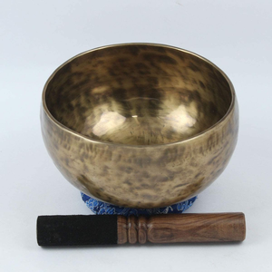 Bol en métal authentique vieilli avec un intérieur texturé et un bâtonnet de frappe enveloppé, disponible à prix de gros. - Product Image 1