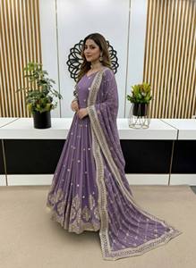 Conjunto de Dos Piezas Anarkali de Diseño Elegante con Bordado de Lentejuelas de Ramdev Trading para Mujer, Corte Moderno, Secado Rápido, Seda Fandy para Fiesta - Product Image 2