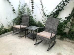 RK00064 Silla Mecedora de Ratán y Acero Moderna de Alta Calidad, Juego de Jardín con Cojín de Poliéster y Vidrio Templado para Exteriores - Product Image 5