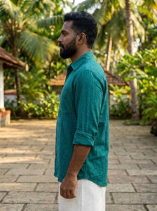 Chemise en coton tissé à la main vert turquoise pour homme avec broderie géométrique traditionnelle Ikat sur la patte de boutonnage, coupe classique - Product Image 3