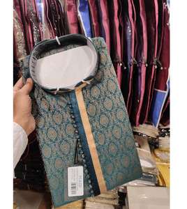 Kurta jacquard de estilo tradicional para hombre con detalles tejidos, perfecta para ocasiones, ropa cultural y looks elegantes de noche. - Product Image 6