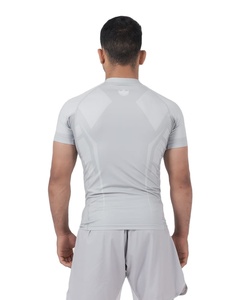 เสื้อรัดกล้ามเนื้อ MMA คุณภาพสูงแบบขายส่ง ปรับแต่งโลโก้ได้ แขนสั้น ผ้าสแปนเด็กซ์ ป้องกันแสงแดด พิมพ์ลายแบบซับลิเมชั่นตามสั่ง - Product Image 5