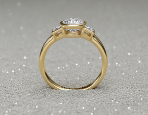 Bague de fiançailles Stonewels en diamant de laboratoire à trois pierres, taille ronde, sertie clos, pierres latérales baguette droites, or 14 carats, certifiée - Product Image 4