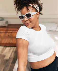 เสื้อยืดครอปลำลองแขนกุดคอกลมชุดบอดี้คอนระบายอากาศได้ดีผ้าถักแบบพอดีตัวและเซ็กซี่ - Product Image 1