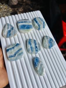 พลอยเชลไลท์สีน้ำเงินคุณภาพสูง รูปทรงหลังเบี้ย  โรโดโครไซต์สีน้ำเงินธรรมชาติ  หินกึ่งมีค่าแบบหลวม  สำหรับงานออกแบบ  ราคาโรงงาน - Product Image 2