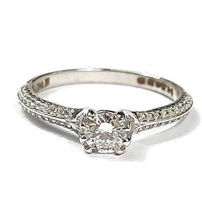 แหวนหมั้นเพชรเพาะเลี้ยงในห้องปฏิบัติการ ได้รับการรับรองจาก IGI เพชรทรงบริลเลียนต์ ทองคำขาว 14K เพชรเติมเต็มแบบเจียระไน ความใส VVS1 สีขาว E - Product Image 1