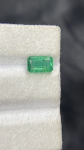 Esmeralda Zambiana Natural Certificada, Corte Octogonal, con Buen Brillo, Piedra Preciosa Suelta para Joyería, 1.93 Quilates - Product Image 3