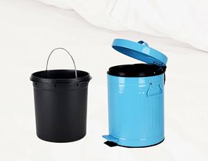 Cubo de basura retro azul de cinco litros con tapa y cubo interior extraíble, ideal para uso en interiores y exteriores. - Product Image 1