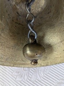 Cloche à main populaire en laiton avec manche en bois pour les comptoirs de magasins, la réception et les signaux d'attention – Cloche à main robuste en laiton 2027 - Product Image 6