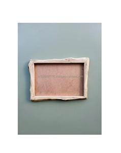 Cadre photo en bois de style vintage offrant une texture vieillie, attrayant pour les amateurs de design rétro et nostalgique pour la maison - Product Image 1