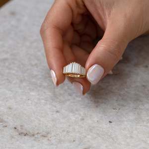 Bague de fiançailles classique pour femme en or massif 14 carats avec diamant taille baguette cultivé en laboratoire de 2,5 carats certifié IGI - Product Image 3