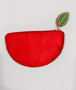 Pochette rectangulaire en tissu brodée de fleurs rouges avec porte-clés doré et fermeture éclair, idéale pour les soirées - Product Image 3