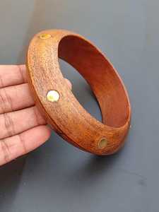 Joyería de Madera Artificial Hecha a Mano con Diseño Inspirado en Sangría, Set de 3 Brazaletes de Madera Gruesos con Decoración de Latón Acabado a Mano, Elegante - Product Image 6