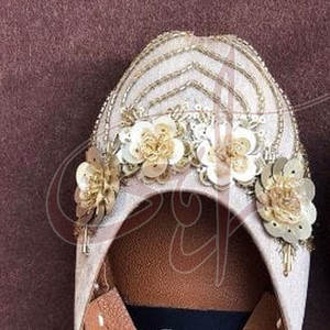 Khussa de Mujer de Alta Calidad Antideslizante y a la Moda con Suela Antideslizante y Parte Superior de Seda Cruda para Uso en Exteriores en Todas las Estaciones - Product Image 6