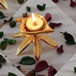 Portavelas Decorativo de Metal con Hojas Doradas para Decoración del Hogar y Festividades - Product Image 1