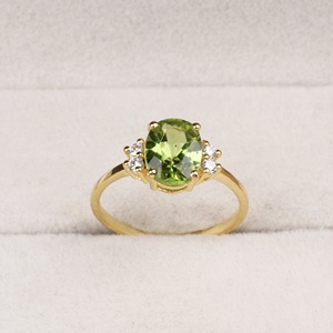 แหวนเงินแท้ 925 ชุบทองคำขาวประดับเพอริดอตทรงรีธรรมชาติและเพชร CZ จาก Memoria Jewels ขายส่ง - Product Image 1