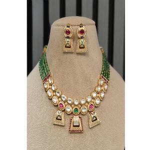 Magnifique ensemble collier et boucles d'oreilles en laiton plaqué or de qualité supérieure, serti de moissanite, pour collection de mariage. - Product Image 1