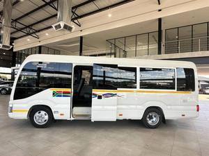 Autobús Toyota Coaster 4.0D de 23 plazas, usado, año 2023 - Product Image 2