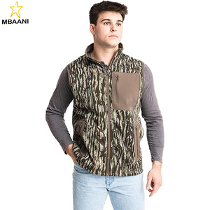 เสื้อกั๊กผู้ชายผ้าโพลีฟลีซ – เสื้อกั๊กสำหรับล่าสัตว์ลายพรางพร้อมกระเป๋าซิปและปรับขนาดได้ - Product Image 2
