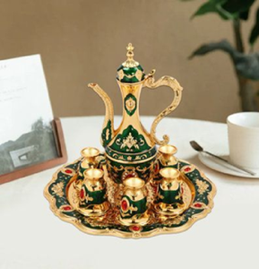 Juego de té vintage de latón con detallados relieves de elefantes en una bandeja redonda de metal. Disponible a precios de mayorista - Product Image 5