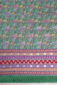 ผ้าพิมพ์ลายดอกไม้สีเขียวมิ้นท์แบบธรรมชาติ พร้อมขอบตกแต่งอย่างสวยงาม เหมาะสำหรับทำชุดคุร์ติ วัสดุสำหรับตัดเย็บเสื้อผ้าพื้นเมือง - Product Image 3