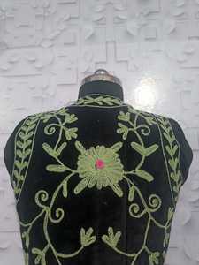 Suzani ทำด้วยมือของผู้หญิงเสื้อแขนกุดโบฮีเมียนปักลายดอกไม้สีดำ - Product Image 3