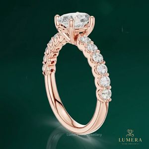 Anillo de Boda de Oro Sólido de 4 Puntas con Diamante Cultivado en Laboratorio de Corte Ovalado en Oro Rosa y Banda de Puntas Compartidas, Anillo de Novia Personalizado para Mujer - Product Image 5