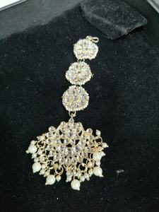 ต่างหูแบบจัมก้าทรงโคมระย้าประดับมุกเทียมเพชรซิร์คอน ชุบทองคุณภาพสูง ทำจากโลหะผสมสังกะสี ดีไซน์แบบดั้งเดิม สีชมพู พร้อมเครื่องประดับศีรษะแบบมงติกก้า - Product Image 3