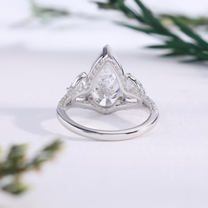 Anillo de compromiso de lujo con diamante de laboratorio talla pera, banda pavé dividida con piedras laterales en forma de corazón, joyería fina nupcial para mujer, regalo para mujer - Product Image 2