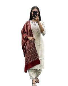 Style afghan Office Party & Function Wear Tissu de soie pure Col rond Broderie Designer Taille libre Vêtements ethniques Tissu de Surat - Product Image 1