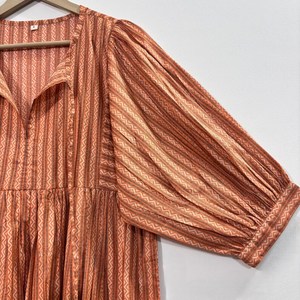 เสื้อทูนิคคอวี แขนสามส่วน ผ้าฝ้ายพิมพ์ลายดอกไม้ด้วยมือ เป็นมิตรต่อสิ่งแวดล้อม แต่งระบายลูกไม้ทำมือ ซักได้ ทรงเอวธรรมชาติ สไตล์ชิโนเซอรี - Product Image 2