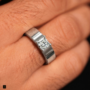 Anillo de hombre con solitario princesa cultivado en laboratorio, diamante oculto certificado IGI, de color D a F, 2.50 ct en el centro, 0.30 ct en los laterales, 2.80 ct en total, corte radiante. - Product Image 1