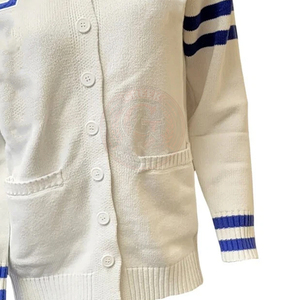 Cardigan blanc en tricot pour femme, style preppy, avec lettre Z bleue et rayures, col en V, manches longues, de la sororité Zeta ZPB. - Product Image 4