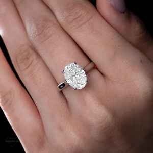 Anillo de compromiso solitario de moissanita color D VVS con corte ovalado y engaste de canal para mujer, de plata fina 925 original, ideal para cumpleaños y fiestas. - Product Image 3