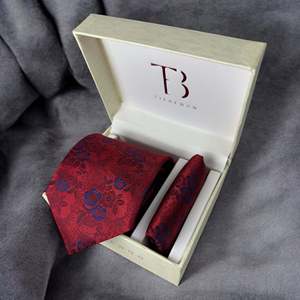 Ensemble cravate et pochette de costume de luxe rouge à motifs floraux pour homme, effet soie |   Coffret Cadeau Hanky Combo Vêtements Formels OEM Inde Style 2026 - Product Image 4
