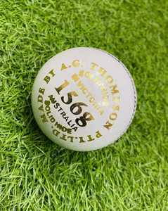 ลูกคริกเก็ตคุณภาพพรีเมียม Best Kookaburra Turf แบบ 4 ลูก น้ำหนัก 156 กรัม สำหรับการแข่งขันจริง ทำจากหนังสีขาว แกนคอร์ก - Product Image 2