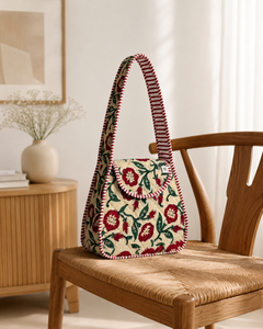 Petit sac à bandoulière en coton matelassé imprimé à la main, sac à rabat floral avec longue anse, 12x10 pouces - Product Image 1