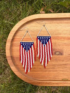Boucles d'oreilles patriotiques attrayantes à franges perlées, boucles d'oreilles drapeau américain, bijoux du 4 juillet, America 250, boucles d'oreilles bohèmes rouge blanc bleu - Product Image 1