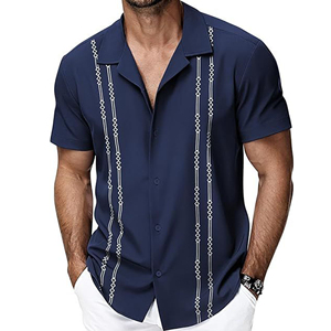 Camisa de manga corta con botones para hombre, color azul marino. Adornado con bordados verticales llamativos para una interpretación moderna de un clásico atemporal. - Product Image 1