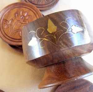 ชุดที่รองแก้วไม้อะคาเซียธรรมชาติทั้งหมดเป็นมิตรกับสิ่งแวดล้อมและเป็นที่จับแกะสลักด้วยมือดีไซน์น่ารักสำหรับเครื่องดื่มค็อกเทล - Product Image 3