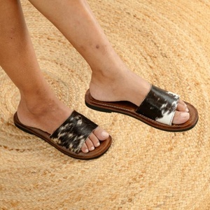 Tongs plates et décontractées en cuir véritable pour femmes, sandales fabriquées à la main, confortables, antidérapantes et respirantes pour l'hiver. - Product Image 5