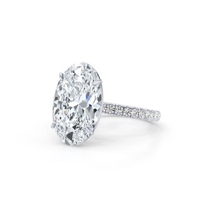 Bague de fiançailles solitaire en or blanc 9 carats avec diamant ovale de 1,35 carat cultivé en laboratoire et bande pavée de diamants - Product Image 4
