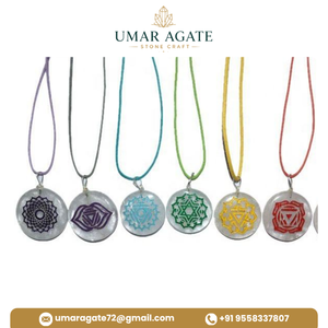 Pendentif en agate Umar gravé avec les 7 symboles des chakras, pour l'équilibre holistique, avec placage en zinc bleu pour la fabrication de bijoux - Product Image 5