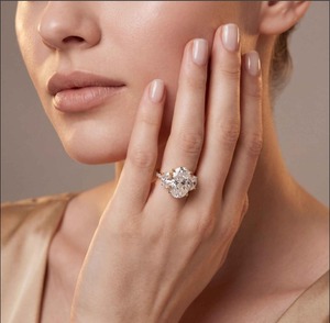Anillo de compromiso de tres piedras con diamante cultivado en laboratorio de corte ovalado de 11.35 CTW y laterales de media luna en oro rosa de 10K - Product Image 5