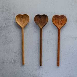 Cucharas de Madera Hechas a Mano con Forma de Corazón, Talladas, Naturales, Rústicas, Utensilios de Cocina, Tema de Amor para el Día de San Valentín - Product Image 1