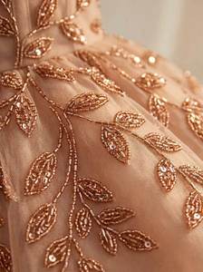 ชุดราตรีแขนยาวหรูหราขายส่ง ประดับด้วยลูกปัดและเลื่อมอย่างหนัก ชุดออกงานพรอมสั่งตัดได้ ปักลายสีเงินอย่างสง่างาม เหมาะสำหรับงานเลี้ยงอย่างเป็นทางการ - Product Image 5