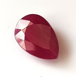 Pierre précieuse naturelle en rubis africain de 7,90 carats, taille poire, facettée, non montée - Product Image 1