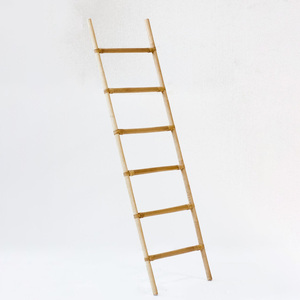 Toallero de pie para decoración del hogar, organizador de toallas de ratán sostenible, escalera para colgar toallas - Product Image 1